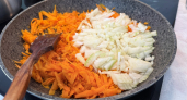 Ошибка, которая портит вкус супа: почему лук и морковь нельзя бросать в сковороду одновременно