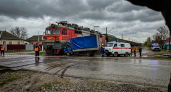 Поезд протаранил грузовик на переезде у станции Комсомольская