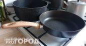 Забудьте про агрессивную химию: этот простой ресторанный метод вернет жирным сковородкам зеркальный блеск