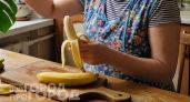 Перестаньте выбрасывать банановую кожуру: этот кухонный мусор заменяет дорогую химию и экономит семейный бюджет