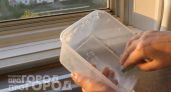 Липкие пятна от наклеек больше не испортят мебель: просто нанесите это копеечное средство и протрите салфеткой