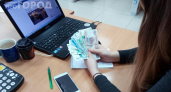 Россиян переводят на неполный рабочий день: работодатели сокращают часы — кто в зоне риска