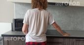 Микроволновка отмывается без трения и химии: ставлю внутрь раствор соды на пять минут и просто убираю жир