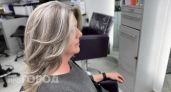 Хватит тратить деньги на окрашивание корней: эта техника маскировки седины сделает ваш образ дорогим