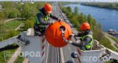 Сотни водителей пугаются ярких шаров на проводах: рассказываю зачем их на самом деле вешают вдоль дорог