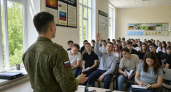 Оператор FPV-дронов встретился со студентами колледжа, который сам окончил