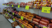 Подруга-продавец призналась - зачем люди покупают в «Светофоре» по 10-20 палок колбасы и по 20 кг сосисок