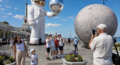 12-метровый астронавт с зеркальной сферой появился в Новороссийске