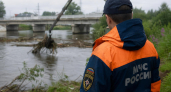 В Новомихайловском расчищают мост у моря после древесных завалов от ливней