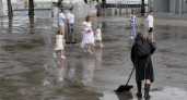 После мощного ливня в центре Геленджика подтопило набережную и улицы