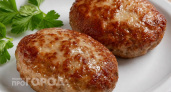 Забудьте про сухие котлеты: добавьте в фарш всего ложку этого продукта и получите нежнейший результат
