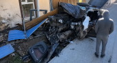В Геленджике Audi на скорости врезалась в ограждение и пристройку, погибли двое