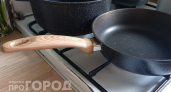 Больше не нужно тереть сковороды часами: этот простой лайфхак убирает толстый слой нагара без усилий