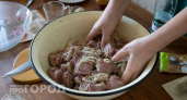 Хватит мучить мясо уксусом: один доступный продукт сделает даже самый жесткий кусок нежнее масла