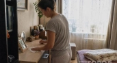 Избавьтесь от громоздкого комода в спальне: 5 современных решений для хранения вещей с экономией места
