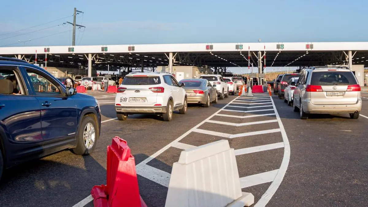70 автомобилей застряли в очереди на въезд в Крым