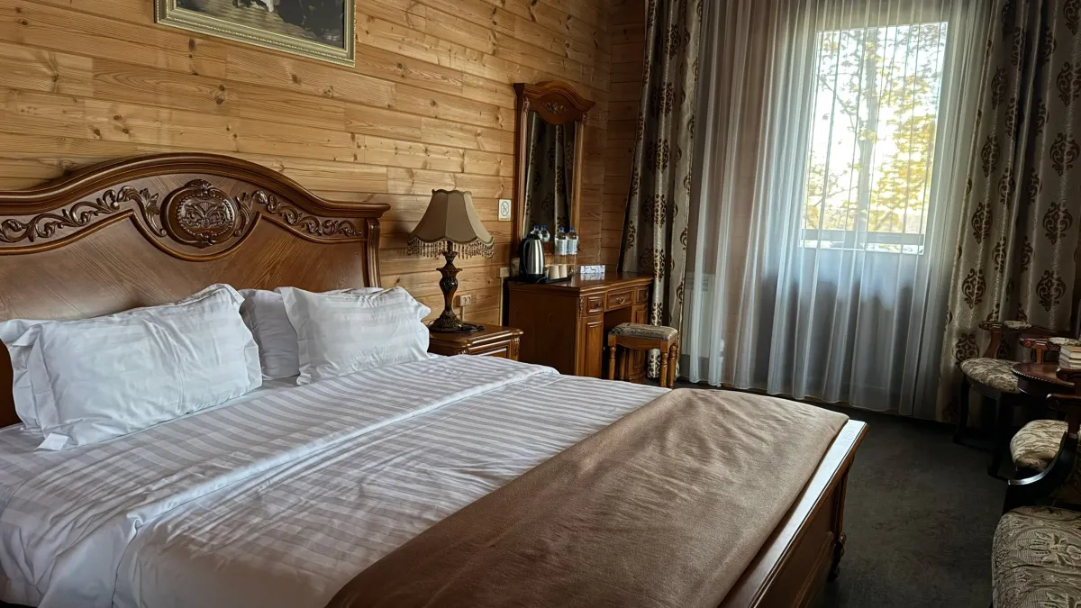 Поставили кровать под окно и месяц не высыпались: дизайнер назвал 5 роковых ошибок в спальне — проверьте, как стоит ваша