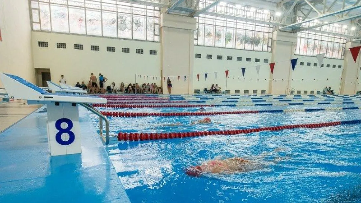 12-летнего пловца дисквалифицировали перед стартом из-за надписи на английском