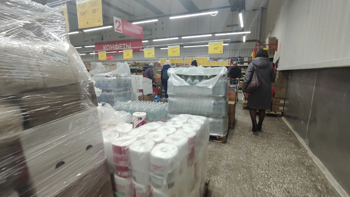 Пошел в «Светофор» за луком, а вышел с пусковыми проводами и тортом: честный разбор, что реально выгодно, а что лучше обойти стороной