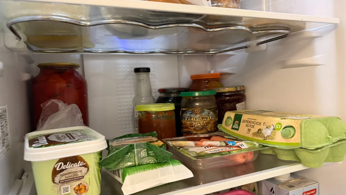 Молоко киснет за день, в морозилке ледяная шапка, а компрессор щёлкает без остановки: виновата одна маленькая крутилка внутри холодильника 