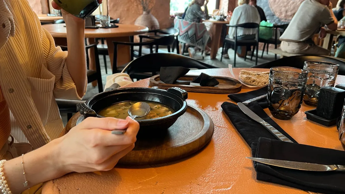 Пришли поужинать, а ушли с пустым кошельком: зачем в ресторанах первым делом несут хлеб — диетолог раскрыл хитрый маркетинговый ход