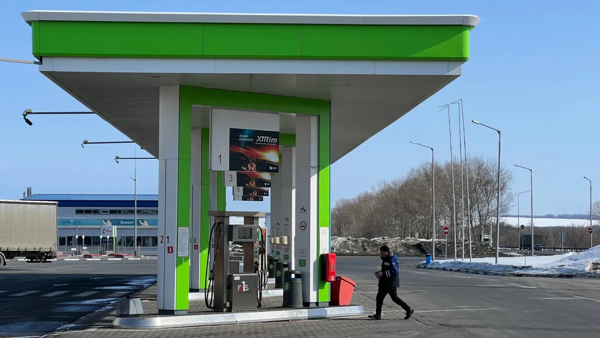 Соседи заправляются на той же колонке, а платят на 10% больше: хитрости с кэшбеком и акциями, о которых молчат на АЗС