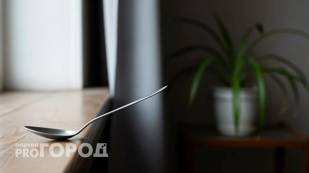 Простая ложка на подоконнике защищает дом лучше любой сигнализации: проверено на практике