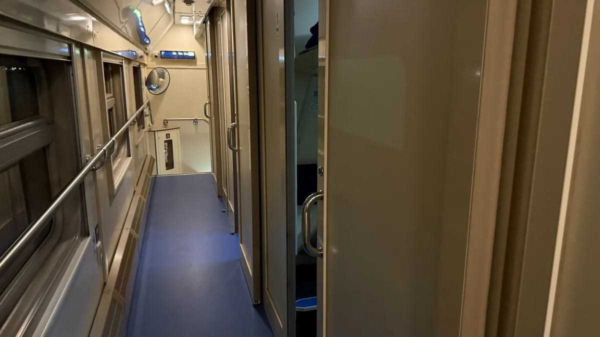 Незваный гость в купе: как две подруги отстояли своё пространство в поезде — реальная история