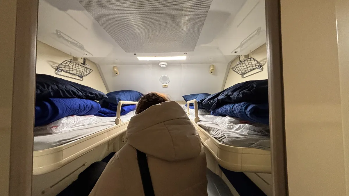 Женщина не смогла поднять чемодан — реакция двух пассажиров разделила вагон на два лагеря