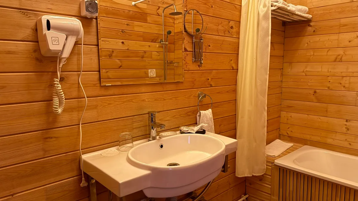 Странный трюк с бумагой и стаканом: почему опытные хозяйки делают это перед отъездом — секрет раскрыт