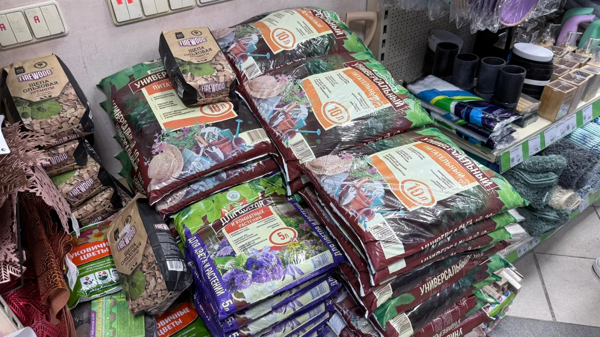 Выкидываю торфяные таблетки в мусорку: они душат рассаду и зеленеют мхом — перехожу на почвобрикеты, и корешки прут как бешеные