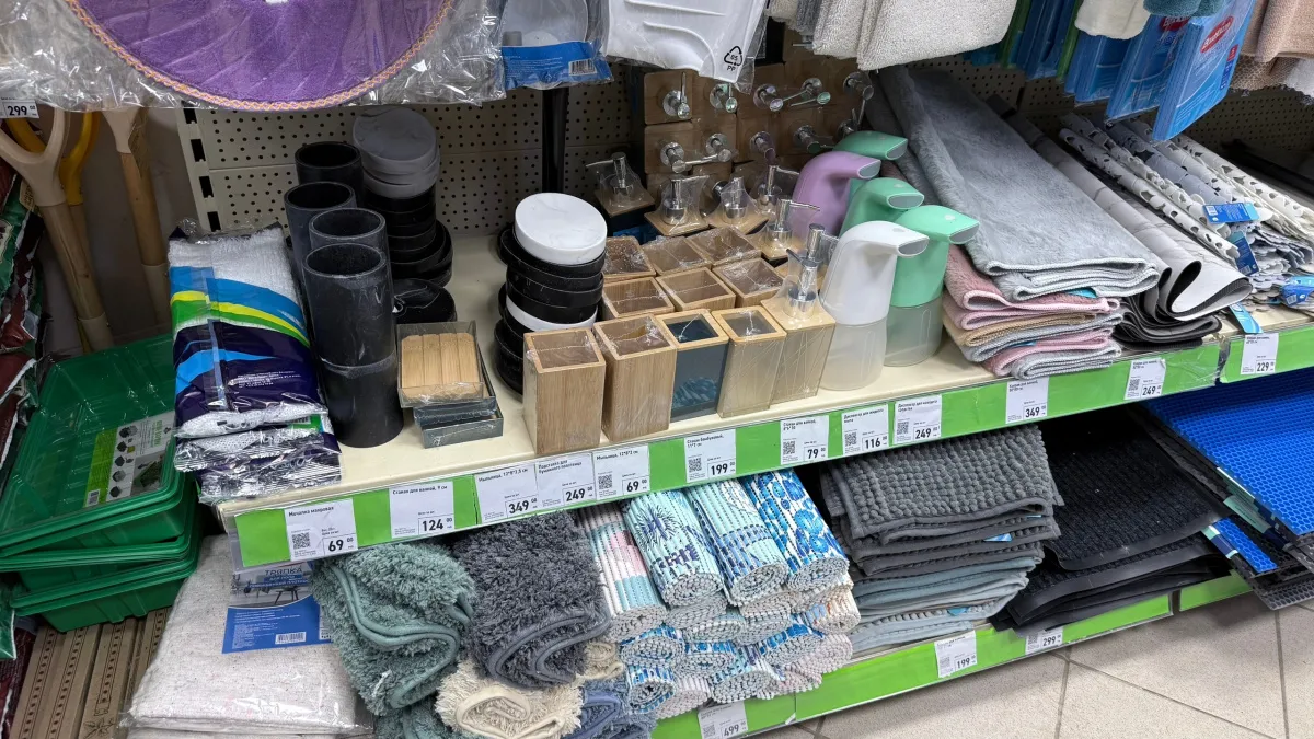 На маркетплейсах в 2 раза дороже: нашла в «Фикспрайс» идеальные полки для ванной и вазы, от которых соседи обзавидуются