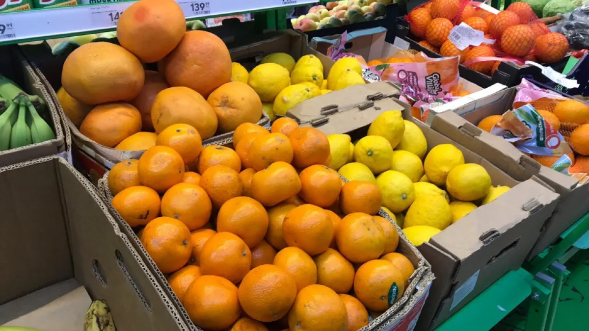 Не клади лимоны в холодильник просто так: понадобится 1 минута и пакет — и они не засохнут даже через месяц