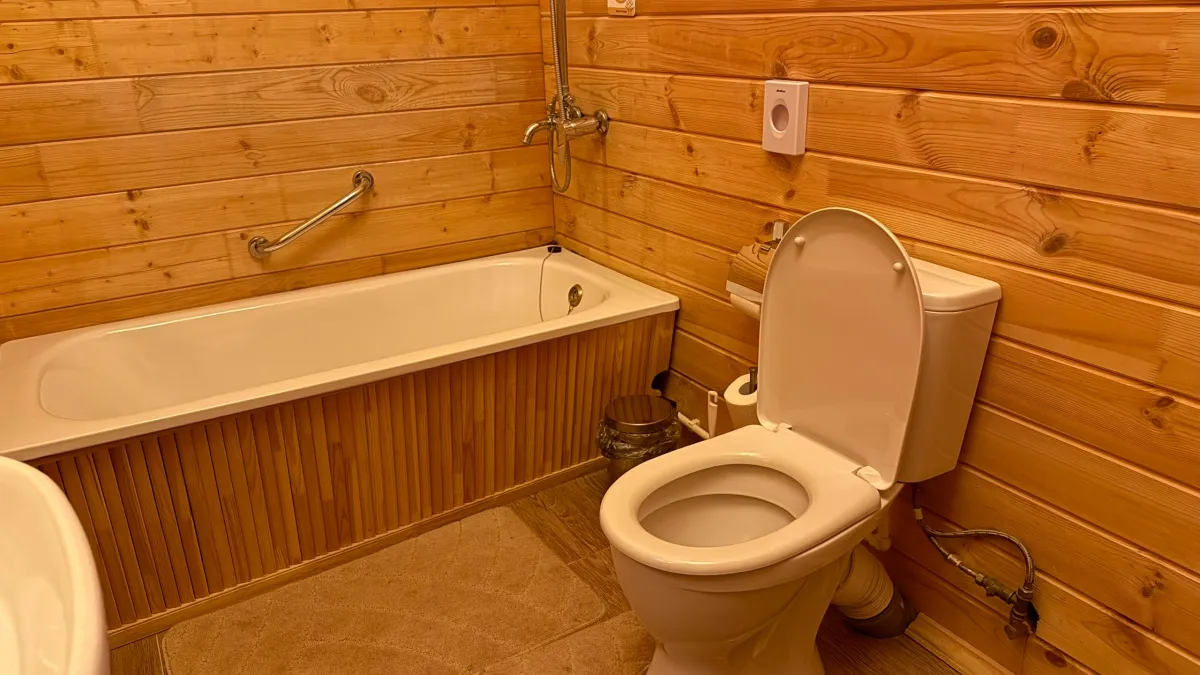 Вы льете в унитаз свои деньги: простая хитрость с бутылкой сократила мой счет за воду на 40% за один месяц