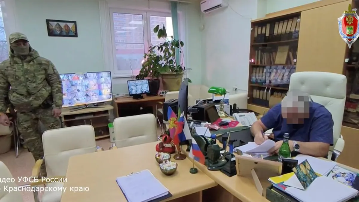 Главврач центра борьбы со СПИДом устроил родню на «мертвые души»