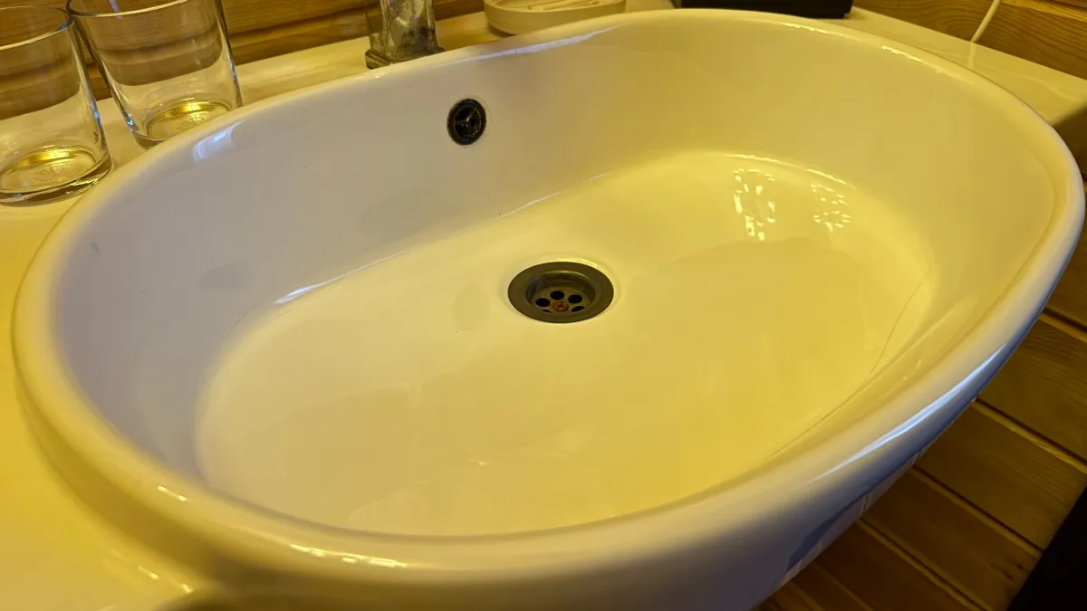 Не лейте кипяток в раковину: это дорого вам обойдётся — что на самом деле происходит с трубами 