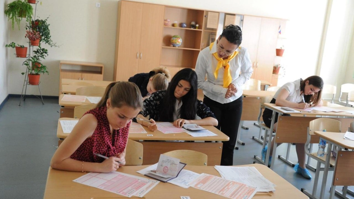 70 регионов России начали досрочный ЕГЭ-2026 с географии и литературы