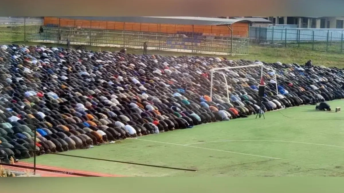 Сотни мусульман встретили Ураза-байрам на стадионе в Яблоновском