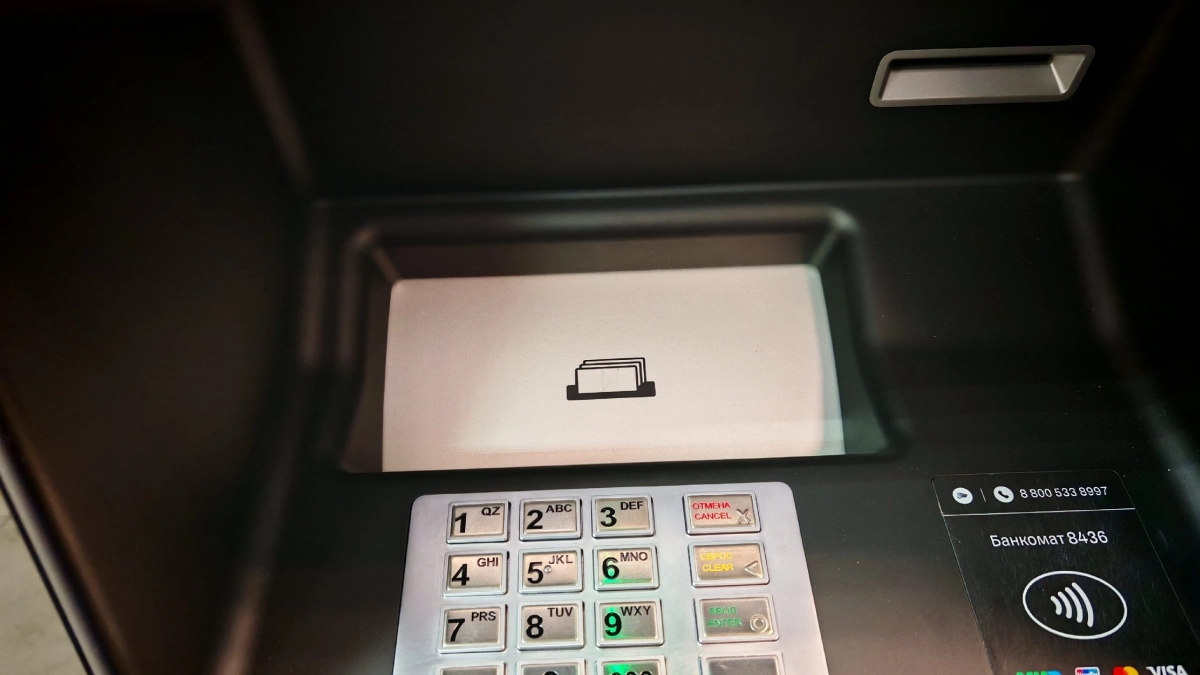 Не попадитесь на эту ловушку у банкомата: как «забытая» карта может обернуться проблемами с законом