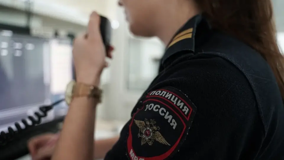 В Анапе мужчина бросил горящий предмет на дачный участок — хлопок попал на видео