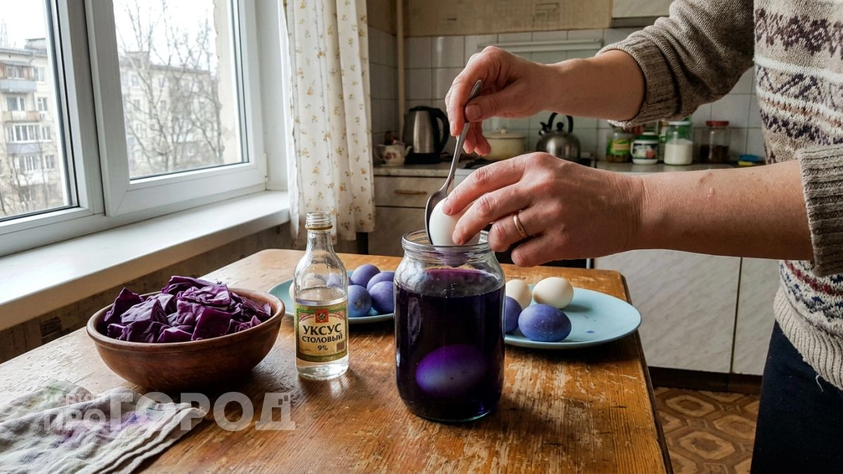 Один овощ из холодильника — и яйца на Пасху выглядят дороже магазинных наборов