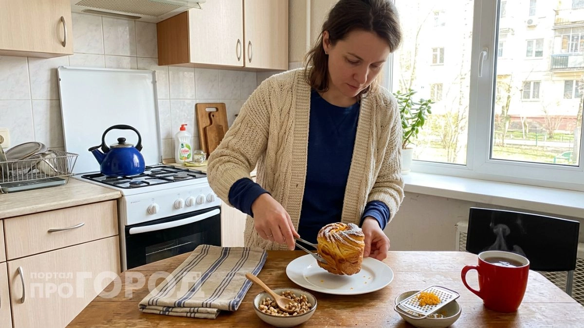 Пеку краффин с начинкой на Пасху 2026 — мягкий остаётся всю неделю без хитростей