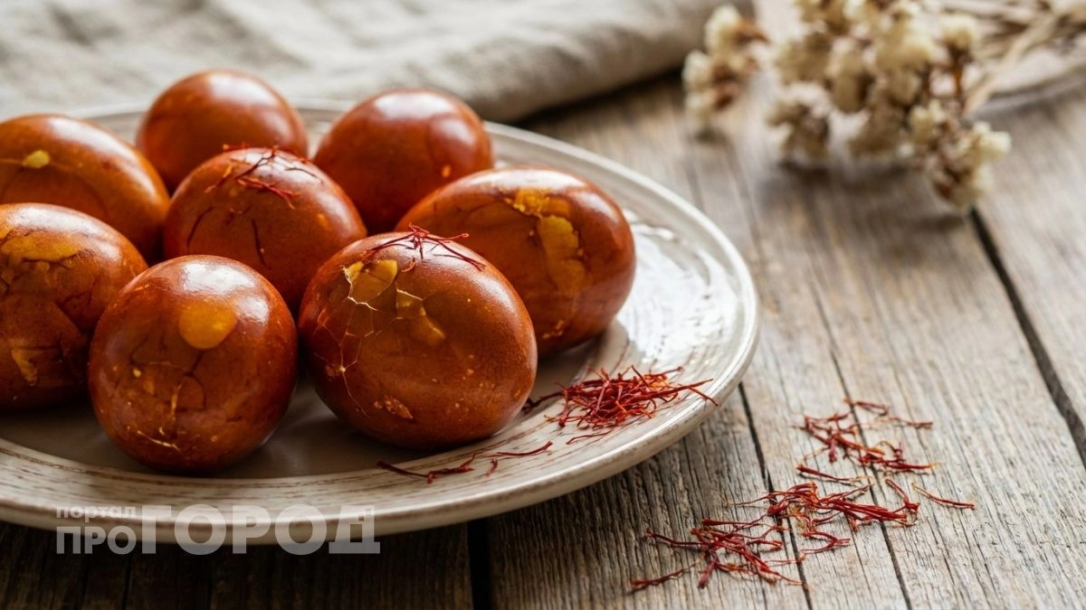 Янтарные яйца на Пасху-2026: натуральный способ без яичной шелухи и химии