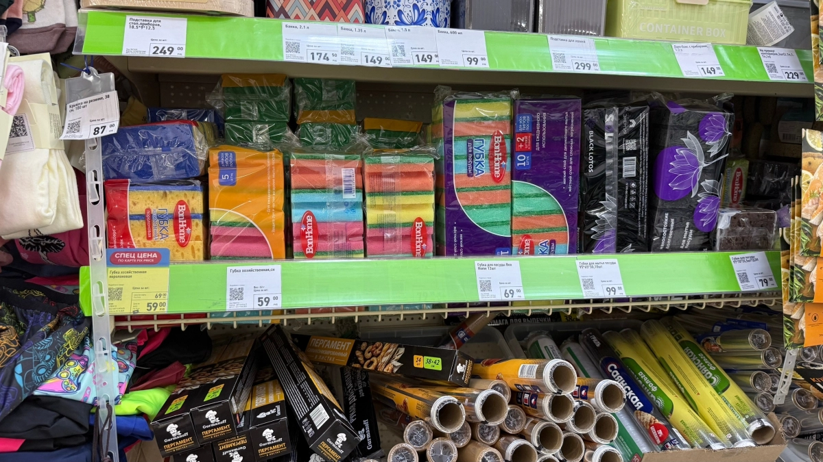 Зачем губки для посуды красят в яркие тона — факты, которые перевернут ваше представление о бытовой мелочи