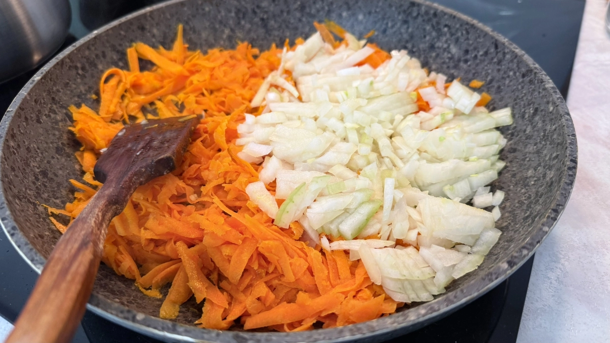 Ошибка, которая портит вкус супа: почему лук и морковь нельзя бросать в сковороду одновременно 