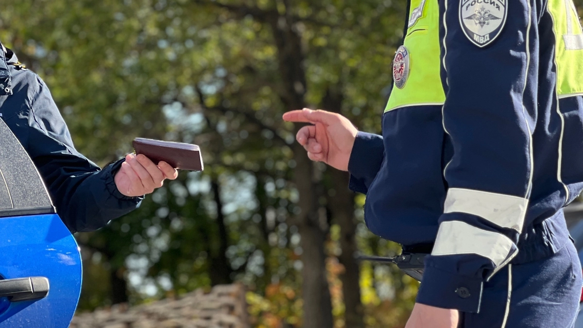 Один жест инспектора — и вы без прав: новый закон, который ударит по кошельку каждого водителя