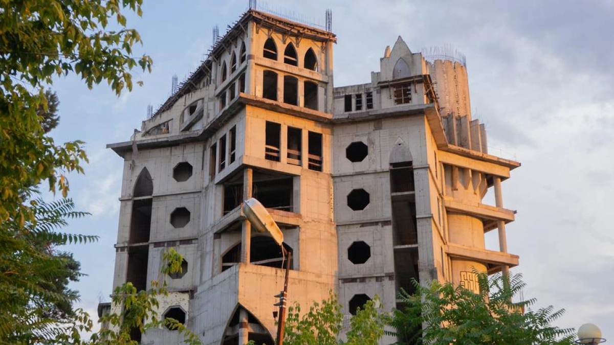 Снос или достройка: Краснодар не определился с судьбой «замка на Затоне»