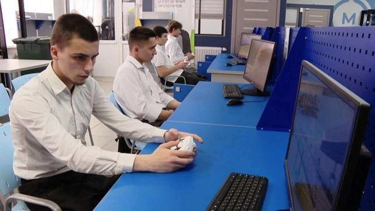 В Лабинске студенты освоили управление дронами на форуме «Пилоты нового времени»