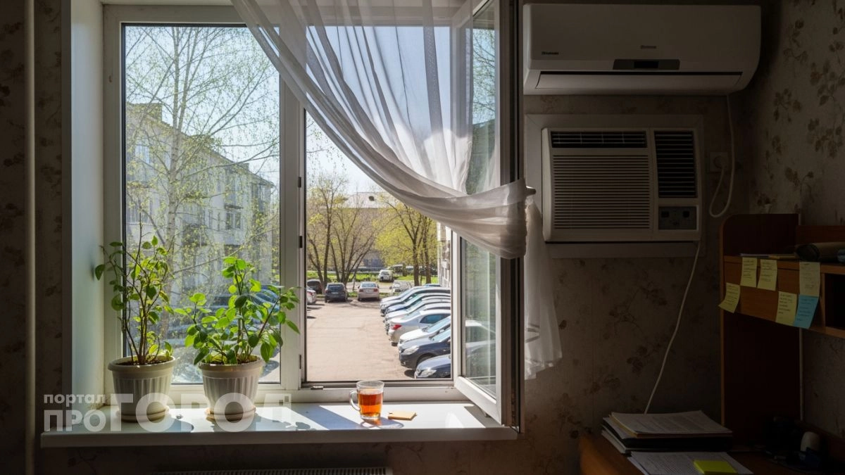 Открывал окна при включённом кондиционере и не понимал, почему он плохо холодит — мастер объяснил простое правило