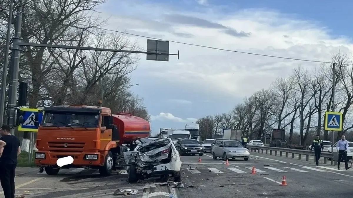 КамАЗ протаранил три авто у светофора в Армавире: двое пострадавших